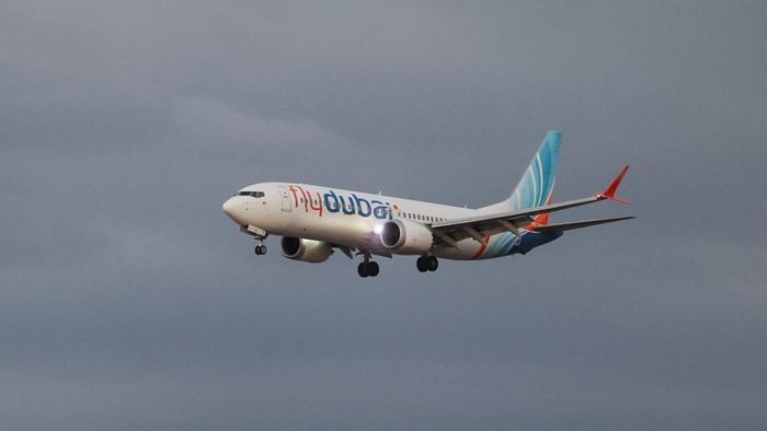 Chiếc máy bay chở hành khách của hãng FlyDubai đến Israel từ UAE đã phải chuyển hướng sau khi nhận được tín hiệu khẩn cấp. Máy bay đậu trên đường băng khi hạ cánh xuống sân bay quốc tế Ben Gurion, ở Lod, gần Tel Aviv (Israel) ngày 30/9. Ảnh: Reuters.