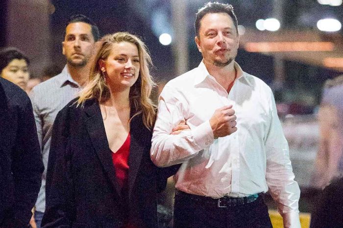 Musk và bạn gái cũ Amber Heard năm 2017. Ảnh: Splash News.