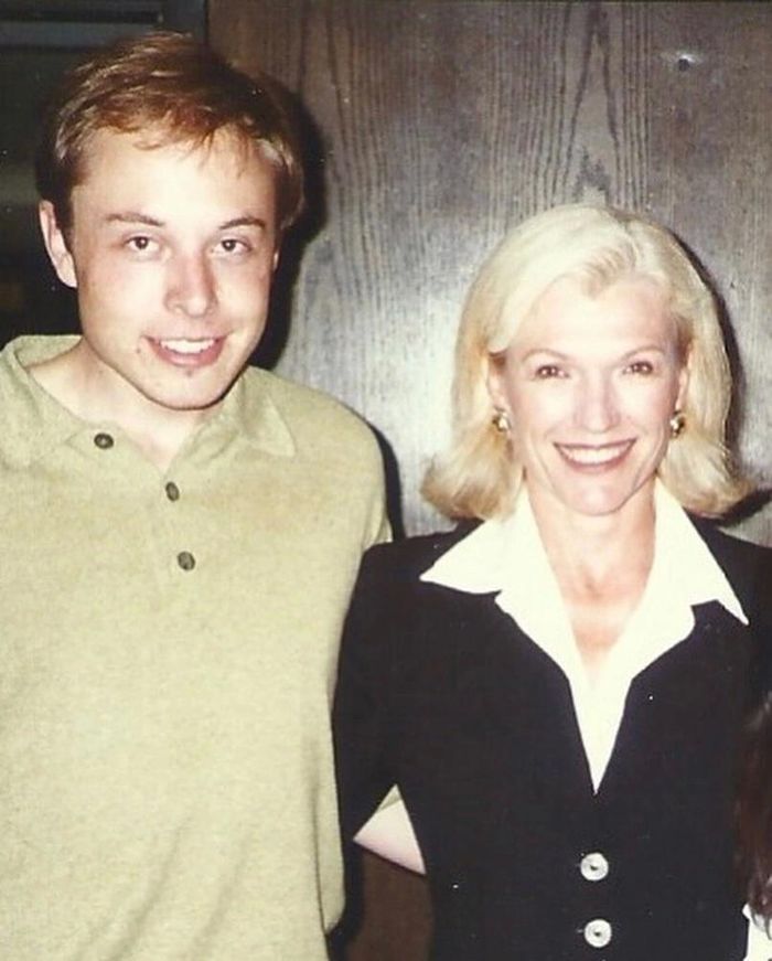 Elon Musk và mẹ thời gia đình còn gặp khó khăn trong thập niên 1990. Ảnh: Instagram Maye Musk.