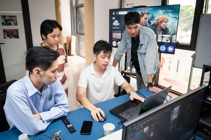  Nhân sự studio được đào tạo làm phim AI từ đầu nếu chưa có kinh nghiệm. Chỉ sau khoảng 2 tuần, họ có thể cơ bản bắt nhịp với quy trình sản xuất. Ảnh: Đinh Hà. 