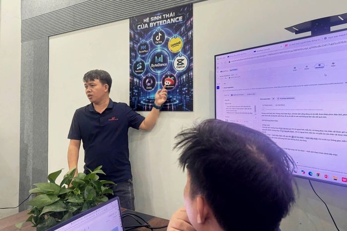 Đạo diễn Tạ Huy Cường và nhân sự áp dụng các quy chuẩn ngay từ khâu xây dựng kịch bản. Ảnh: NVCC. 