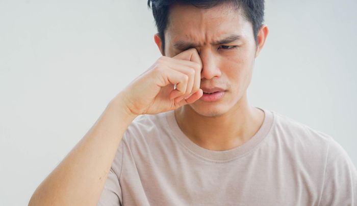  Dụi mắt khi xuất hiện nhiều ghèn có thể làm tăng kích ứng và khiến tình trạng viêm nhiễm trở nên nghiêm trọng hơn. Ảnh: Magnific. 