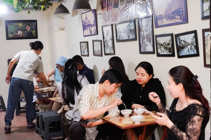  Thực khách tấp nập trong ngày mở hàng đầu tiên của năm 2026, chiều 5/10. 
