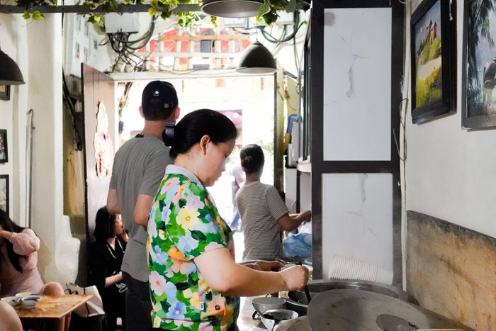  Những nồi bánh, chè được đặt ngay trước mặt thực khách bên trong con ngõ nhỏ. 