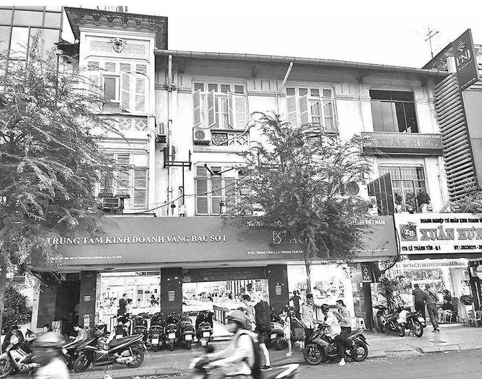 Số 172-178 Lê Thánh Tôn, đối diện cửa Bắc chợ Bến Thành. Đây là dãy nhà có kiến trúc đẹp thời Pháp vẫn còn tồn tại.