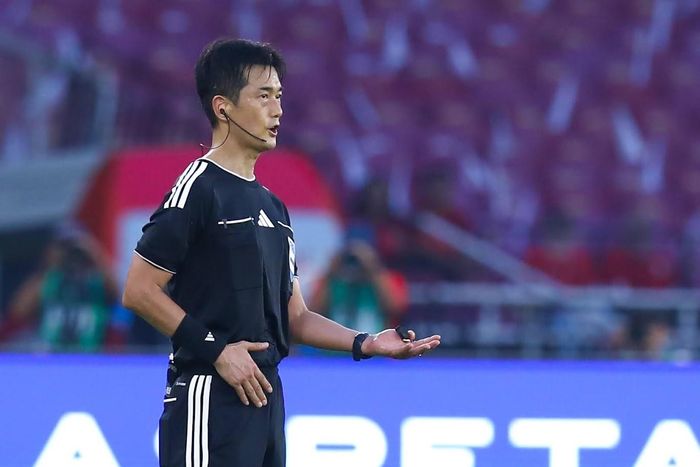 Tuy nhiên, ở pha truy cản, Haiqal đưa chân phá bóng trước khi va chạm với Văn Đô. Đây là chi tiết khiến trọng tài người Hàn Quốc thay đổi nhận định sau khi xem lại tình huống. Quyết định cuối cùng xác định hậu vệ Malaysia không phạm lỗi.