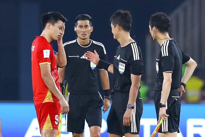  Sau tiếng còi mãn cuộc, Đình Bắc tiến đến trọng tài Ko Hyung-jin để phản ánh về các quyết định trong trận. Việt Nam thua Malaysia 0-1, khép lại FIFA ASEAN Cup 2026 ở vị trí thứ tư. Bàn thắng của Fergus Tierney ở phút 62 giúp Malaysia giành hạng ba chung cuộc. Đội tuyển Việt Nam lần đầu tiên để thua Malaysia sau 12 năm. 