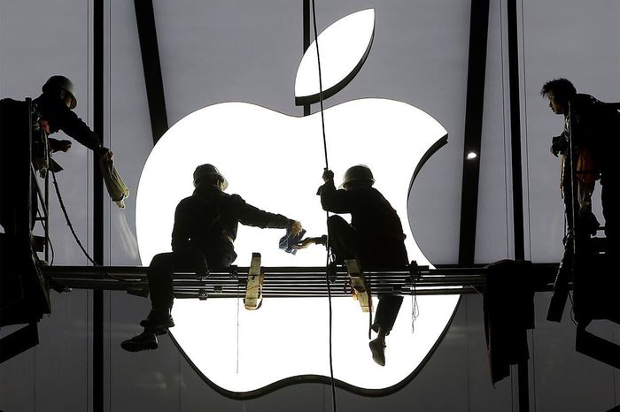  Các công nhân chuẩn bị cho lễ khai trương cửa hàng Apple mới. Ảnh: Reuters. 
