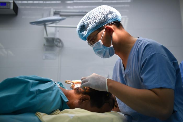  Bệnh nhân cấy tóc tại Bệnh viện Da Liễu TP.HCM. Ảnh: Duy Hiệu. 