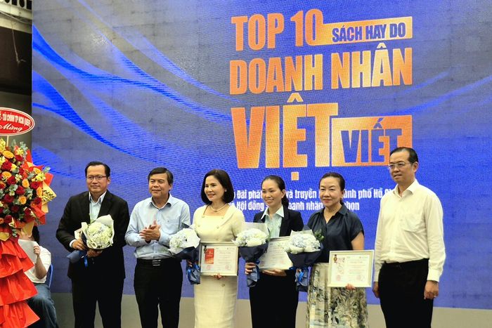  Ban tổ chức Tuần lễ vinh danh Top 10 sách hay do doanh nhân Việt viết. 