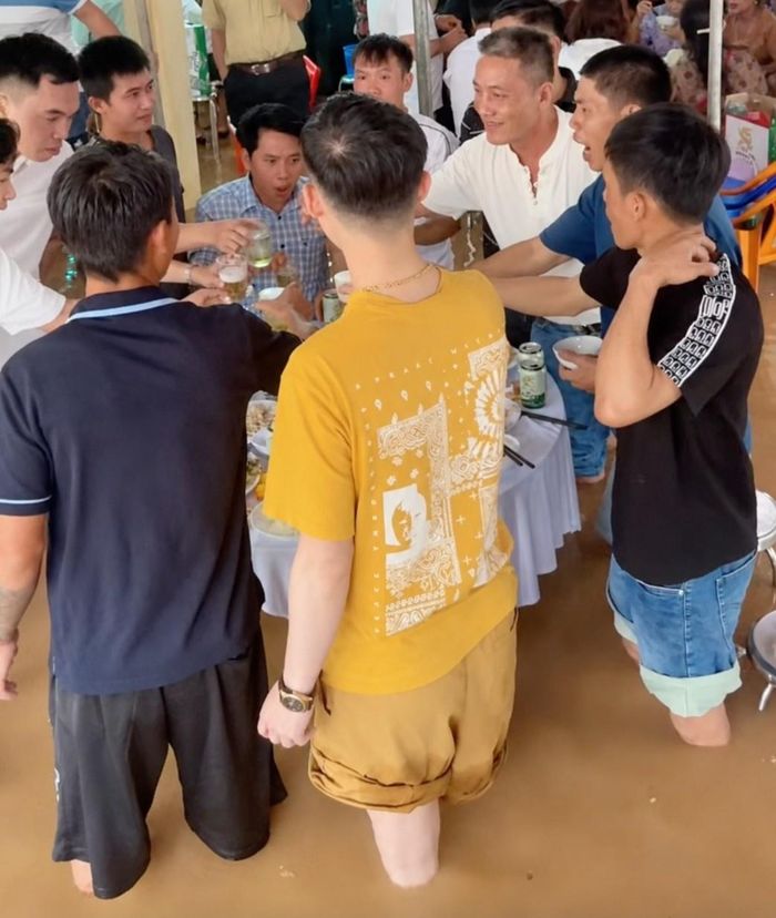  Khách đứng ăn cỗ ở đám cưới cô dâu Dương My và chú rể Thái Huỳnh. Ảnh: NVCC. 