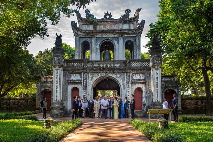 Tổng thống Panama José Raúl Mulino và Phu nhân sải bước trong Khu Nhập Đạo, một trong các khu thuộc di tích Văn Miếu - Quốc Tử Giám. Đón Tổng thống và Phu nhân có ông Phạm Xuân Tài, Phó Giám đốc Sở Văn hóa và Thể thao và Du lịch Hà Nội, cùng ông Lê Xuân Kiêu, Giám đốc Trung tâm Hoạt động Văn hóa Khoa học Văn Miếu - Quốc Tử Giám.