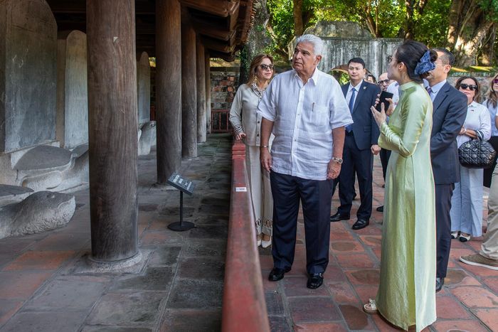 Tổng thống Panama cùng Phu nhân nghe giới thiệu về hàng bia tiến sĩ, nơi lưu giữ 82 bia đá được dựng dưới các triều đại phong kiến Việt Nam. Năm 2011, bia tiến sĩ tại Văn Miếu - Quốc Tử Giám được UNESCO ghi danh vào Chương trình Ký ức Thế giới, góp phần khẳng định giá trị của di sản tư liệu này.