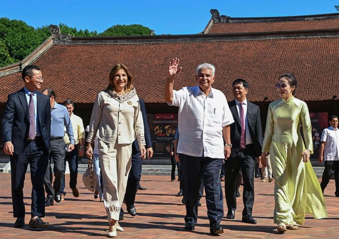 Chuyến tham quan Văn Miếu - Quốc Tử Giám mang đến cho Tổng thống Panama José Raúl Mulino và Phu nhân thêm góc nhìn về bề dày lịch sử, văn hóa của Hà Nội trong chuyến thăm chính thức Việt Nam.