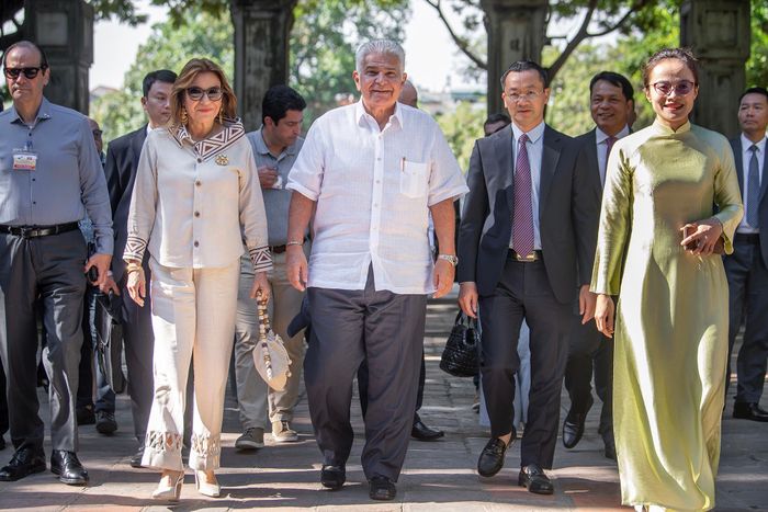 Sáng 6/10, Tổng thống Panama José Raúl Mulino và Phu nhân tham quan Văn Miếu - Quốc Tử Giám tại Hà Nội. Đây là một trong những hoạt động đầu tiên của Tổng thống Mulino và Phu nhân trong chuyến thăm cấp Nhà nước tới Việt Nam từ ngày 5-8/10, theo lời mời của Tổng Bí thư, Chủ tịch nước Tô Lâm và Phu nhân.