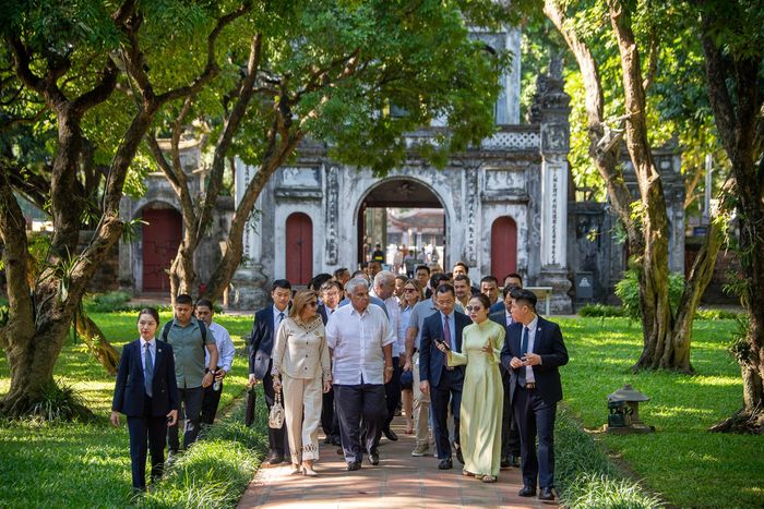 Trong không gian xanh mát của Văn Miếu - Quốc Tử Giám, Tổng thống Panama José Raúl Mulino và Phu nhân nghe giới thiệu về lịch sử, kiến trúc và những giá trị văn hóa của khu di tích.