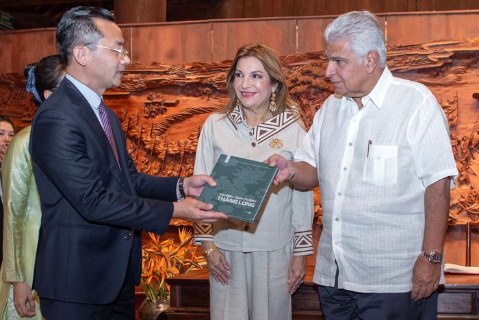 Tổng thống Panama José Raúl Mulino và Phu nhân thực hiện nghi lễ đánh Trống Sấm và viết lưu bút tại khu Văn Miếu - Quốc Tử Giám.