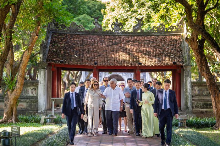 Tổng thống và Phu nhân lần lượt tham quan Đại Trung Môn, Khuê Văn Các, điện Đại Thành và khu vực 82 bia tiến sĩ. Đây là quần thể di tích gắn với Văn Miếu - Quốc Tử Giám, trường đại học đầu tiên của Việt Nam, được xây dựng cách đây gần 1.000 năm, đồng thời phản ánh truyền thống hiếu học và trọng dụng nhân tài của dân tộc Việt Nam.