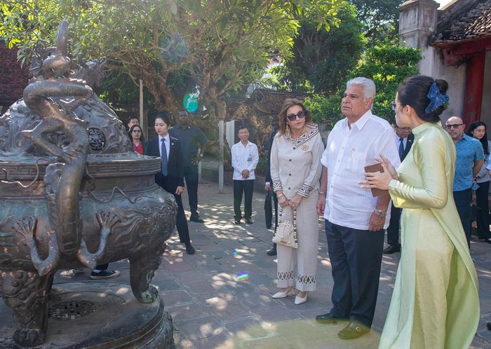 Văn Miếu - Quốc Tử Giám vốn là một địa danh di sản văn hóa, lịch sử tiêu biểu hàng đầu của Việt Nam, thường xuyên được lựa chọn trong lịch trình đón tiếp các nguyên thủ quốc gia và phu nhân khi đến thăm thủ đô. Việc ghé thăm di tích này nằm trong chuỗi các hoạt động ngoại giao văn hóa, giao lưu nhân dân nhằm tìm hiểu về truyền thống hiếu học, lịch sử nghìn năm văn hiến của Việt Nam.