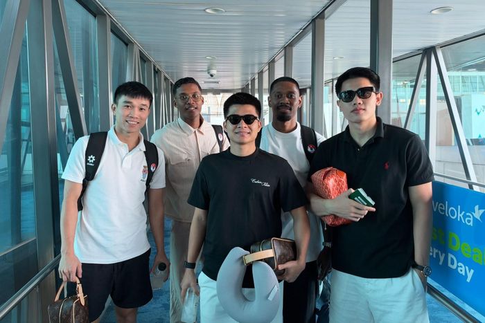 Nhóm cầu thủ CLB Công an Hà Nội chuẩn bị lên tàu bay từ Jakarta, Indonesia tới Singapore. Ảnh: Lê Phạm Thành Long.
