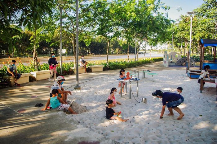 Đọc sách, chơi cùng con, vẽ, làm đồ thủ công, vận động hay trò chuyện giúp trẻ chủ động tương tác và khám phá thay vì chỉ tiếp nhận nội dung từ màn hình. Ảnh: Tâm Linh.