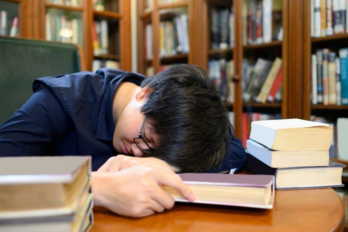 Các hoạt động như đọc sách, vận động hay chơi cùng người khác đòi hỏi trẻ chủ động tham gia nên có thể kém hấp dẫn hơn màn hình. Ảnh: Shutterstock.
