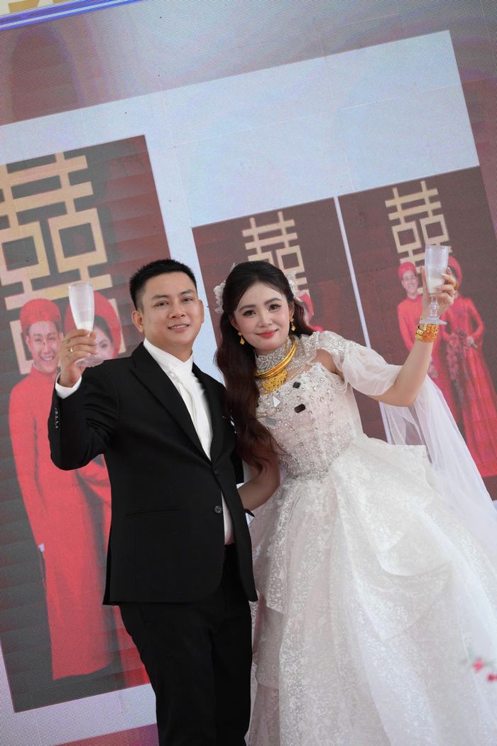 Hoài Lâm và Ngọc Trinh rạng rỡ trong ngày vui. Ảnh: Gia Minh Studio.