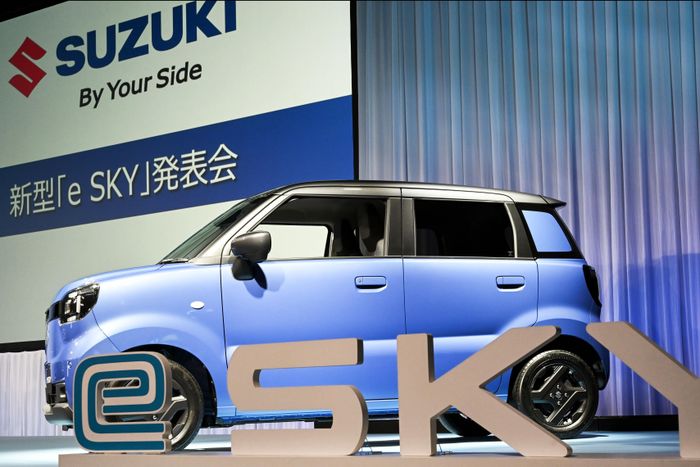 Suzuki e-Sky đã chính thức được giới thiệu tại Nhật Bản với mức giá dự kiến khoảng 2,12 triệu Yen (13.400 USD), rẻ hơn BYD Racco khoảng 130 USD. Nếu được trợ giá, người tiêu dùng chỉ phải bỏ ra khoảng 9.800 USD.