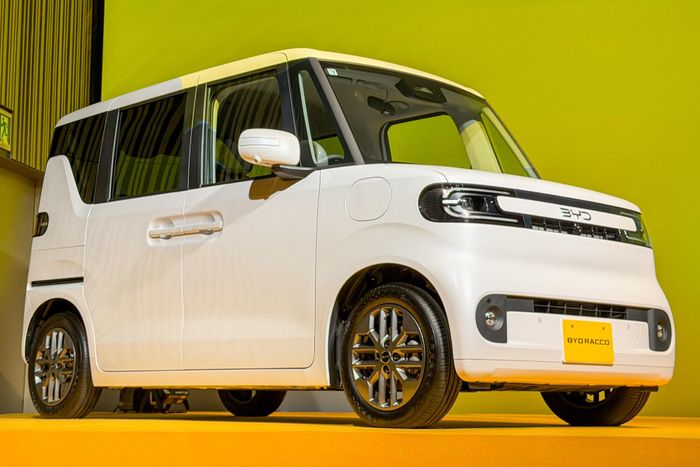 Suzuki cũng sử dụng pin LFP nhằm kiểm soát chi phí, vốn được cung cấp bởi một nhà sản xuất có liên kết với BYD với phạm vi hoạt động 310 km. Trước đó, BYD Racco chỉ đạt 210 km, và có thể lên đến 320 km với các biến thể cao cấp hơn.