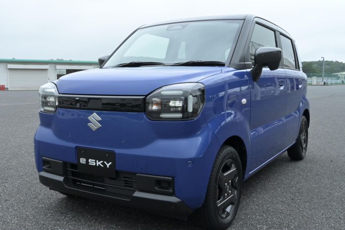 Việc định giá e-Sky thấp hơn đối thủ cũng phù hợp với chiến lược quen thuộc của Suzuki. Hãng kỳ vọng e-Sky có thể góp phần thúc đẩy tốc độ phổ cập xe điện tại Nhật Bản nhờ vị thế đặc biệt của hãng trong phân khúc Kei car.
