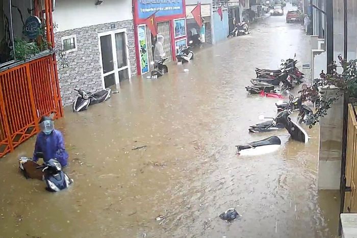 Một đoạn hẻm 33 Nguyễn Công Trứ, Đà Lạt ngập nặng vào khoảng 15h52 ngày 4/10. Ảnh: Dung Thùy Ng.