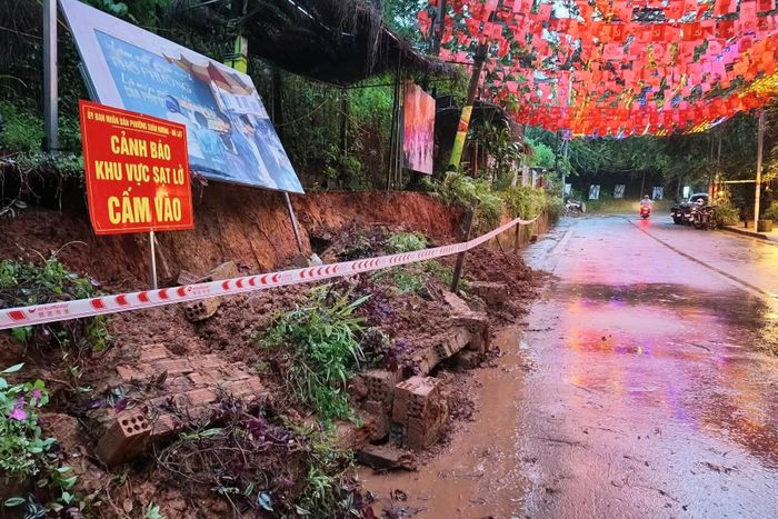 Phường Xuân Hương dựng biển báo khu vực nguy cơ sạt lở. Ảnh: ĐL Street.