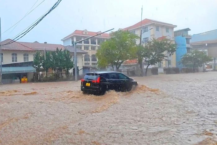 Đường 3/2 trong cơn mưa ngày 4/10. Ảnh: ĐL Street.