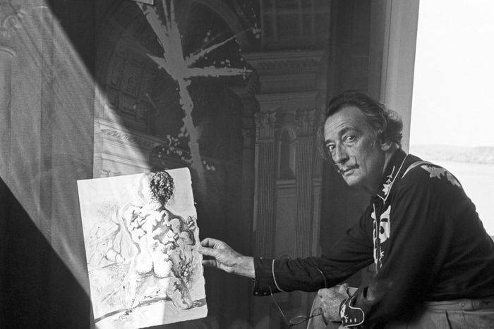  Dali, danh họa tạo ra bìa sách. Ảnh: Reuters. 