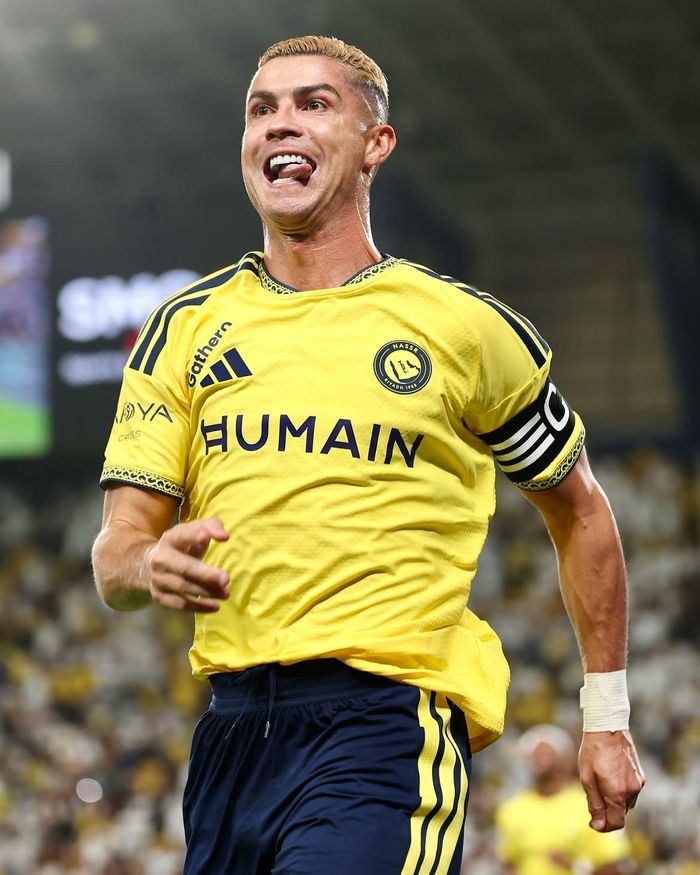  Ronaldo xuất hiện với kiểu tóc buzz-cut fade trong buổi tập luyện với Al-Nassr FC gần đây. Trước đó, từ tháng 8, anh nhuộm tóc màu vàng đồng. Ảnh: @cristiano/IG. 