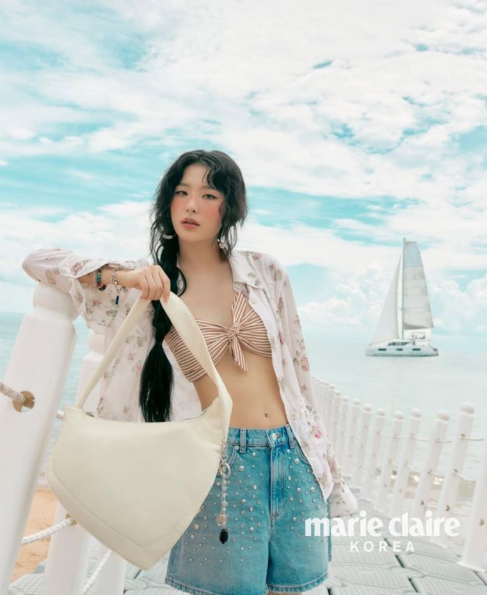 Seulgi chụp ảnh tạp chí thời trang tại Phú Quốc, tháng 4/2025. Ảnh: @marieclairekorea.