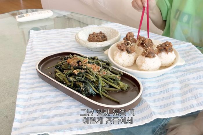Seulgi đi chợ nông sản dịp cuối tuần, chế biến rau muống xào tỏi tại nhà. Ảnh: Cắt từ video.