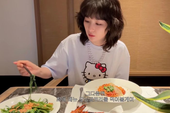  Nữ idol Kpop ăn rau muống xào tỏi 2 ngày liên tiếp tại Phú Quốc. Ảnh: Cắt từ video. 