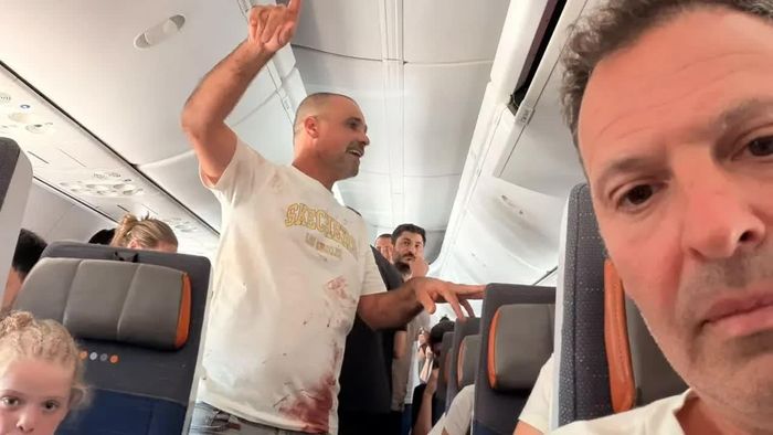 Hành khách Uri Pintov (bên phải) trên chuyến bay 1073 của Flydubai. Ảnh: Uri Pintov.
