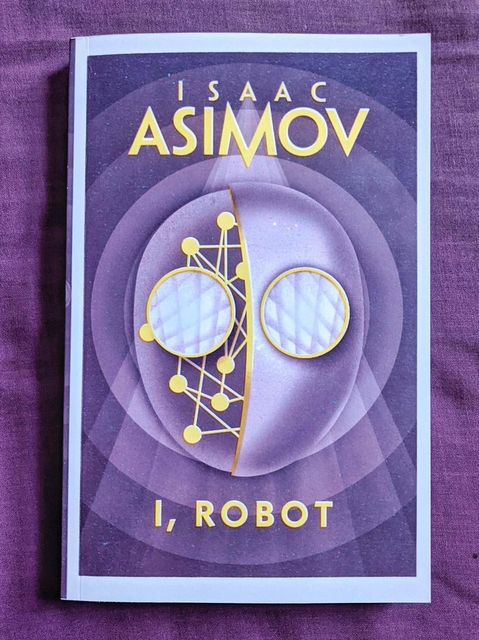 7. I, Robot (Tôi và Robot) - Isaac Asimov: Xuất bản năm 1950, cuốn sách là tuyển tập truyện ngắn của Isaac Asimov về mối quan hệ giữa con người và robot, nổi bật với “Ba định luật robot”. Qua những xung đột giữa mệnh lệnh, giới hạn và đạo đức, tác phẩm đặt ra câu hỏi về trách nhiệm và khả năng kiểm soát máy móc khi chúng ngày càng tham gia vào các quyết định của con người. Dưới góc nhìn giả tưởng, cuốn sách gợi mở những vấn đề mà xã hội vẫn đang đối mặt trong thời đại AI. Ảnh: Abebooks.