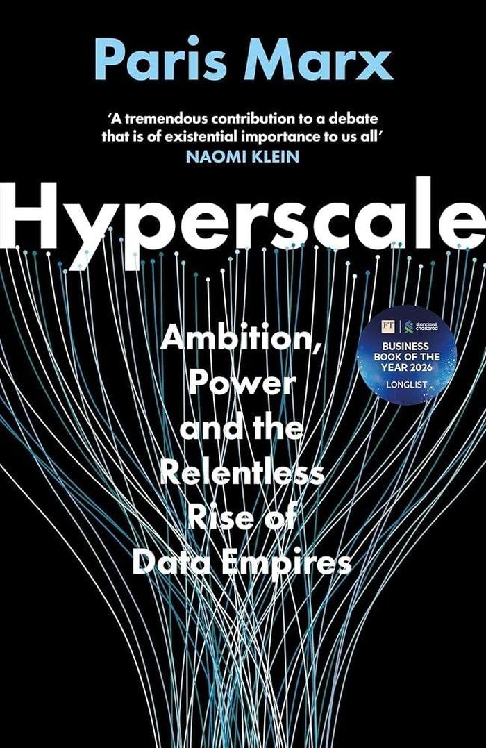 5. Hyperscale (Hạ tầng AI quy mô siêu lớn) - Paris Marx: Phía sau các công cụ AI là hệ thống trung tâm dữ liệu khổng lồ, tiêu thụ tài nguyên và gây tác động vật lý đến môi trường. Trong Hyperscale, nhà báo Paris Marx điều tra sự phát triển của các trung tâm dữ liệu AI trên toàn cầu và hệ lụy đối với môi trường, cộng đồng địa phương. Cuốn sách cho thấy cuộc đua AI không chỉ diễn ra trong thế giới số mà còn kéo theo những thay đổi ngoài đời thực, đặt ra câu hỏi về cái giá xã hội phải trả cho sự phát triển công nghệ. Ảnh: Amazon.
