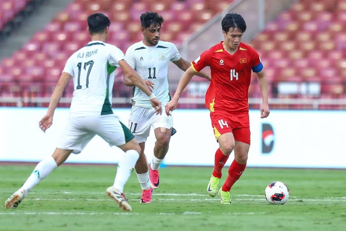  Sau khi trở lại từ chấn thương, Hoàng Đức nhanh chóng lấy lại vai trò quan trọng trong cách vận hành của tuyển Việt Nam tại FIFA ASEAN Cup. 
