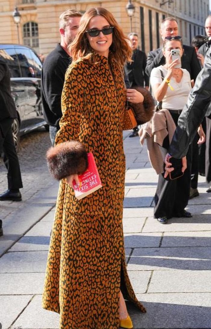 Samara Weaving mang cuốn Evenings and Weekends của tác giả người Ireland, Oisín McKenna, và Zoey Deutch, mang cuốn The Sixth Extinction của Elizabeth Kolbert đến show thời trang Xuân/Hè 2027 của Valentino. Ảnh: WWD.