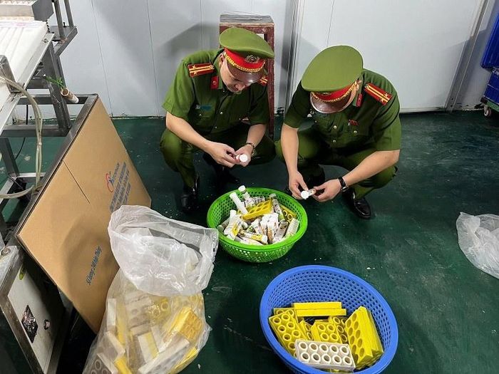  Cơ quan công an kiểm tra viên sủi. Ảnh: CACC. 