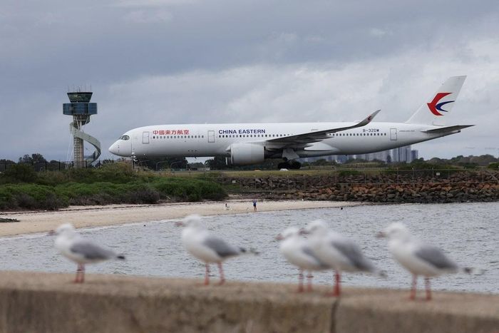  Máy bay China Eastern lăn trên đường băng tại sân bay Sydney, Australia, ngày 26/2. Ảnh: Reuters.