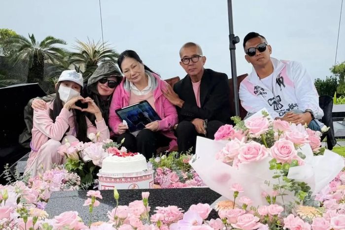 DJ Koo cùng gia đình Từ Hy Viên đi viếng mộ. Ảnh: Weibo.