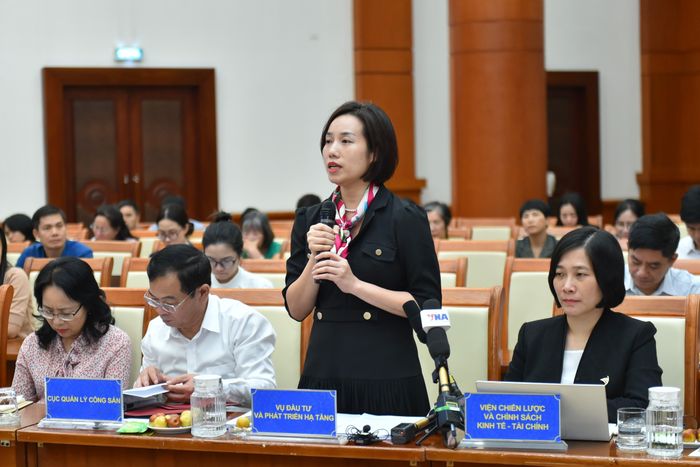  Bà Nguyễn Thị Quế Hương, Phó vụ trưởng Vụ Đầu tư và Phát triển hạ tầng (Bộ Tài chính) thông tin tại họp báo. Ảnh: BTC. 