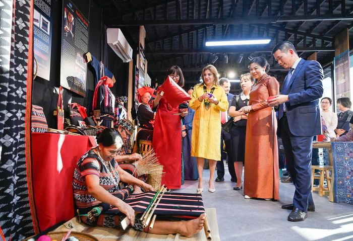  Hai Phu nhân nghe giới thiệu về sự đa dạng văn hóa của các dân tộc Việt Nam, dành thời gian tìm hiểu trang phục truyền thống cùng các kỹ thuật dệt, thêu, tạo hoa văn được gìn giữ và trao truyền qua nhiều thế hệ. Những bộ trang phục với chất liệu, màu sắc và họa tiết đặc trưng không chỉ phản ánh quan niệm thẩm mỹ mà còn lưu giữ những câu chuyện về lịch sử, phong tục, tập quán và bản sắc riêng của mỗi cộng đồng. 