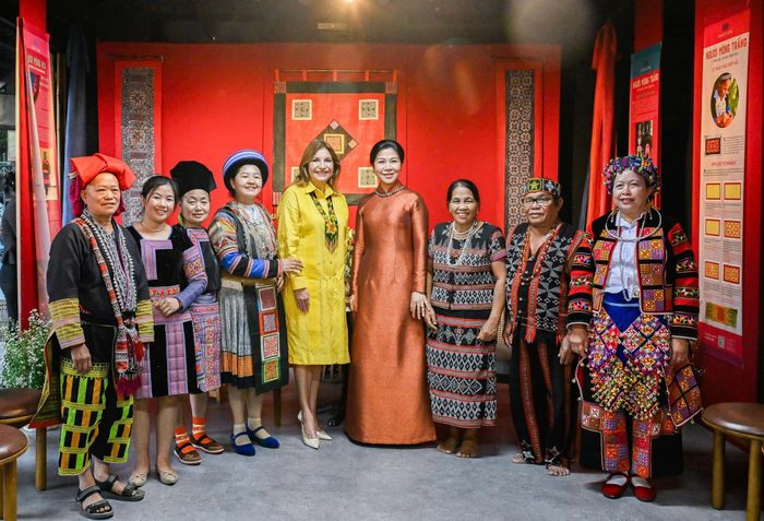  Kết thúc chương trình, Phu nhân Maricel Cohen de Mulino cảm ơn Phu nhân Ngô Phương Ly về sự đón tiếp nồng hậu, bày tỏ ấn tượng trước sự phong phú của văn hóa các dân tộc Việt Nam cũng như những nỗ lực đưa các giá trị truyền thống tiếp tục hiện diện trong đời sống hôm nay. 