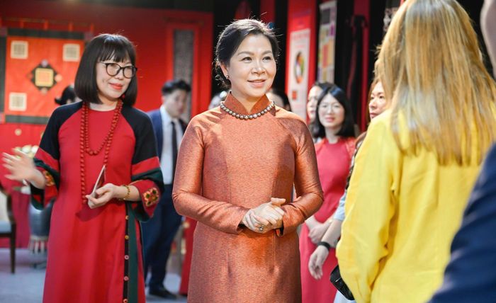  Phu nhân Ngô Phương Ly chia sẻ niềm tự hào khi được giới thiệu với Phu nhân Maricel Cohen de Mulino về những hoa văn, chất liệu dệt và nhuộm màu hoàn toàn từ thiên nhiên của đồng bào. Từ ý nghĩa đó, Phu nhân Tổng Bí thư, Chủ tịch nước tin rằng việc bảo tồn di sản không chỉ là lưu giữ những hiện vật hay kỹ thuật của quá khứ, mà quan trọng hơn là tạo điều kiện để các giá trị ấy tiếp tục được thực hành, sáng tạo và thích ứng với đời sống đương đại. 